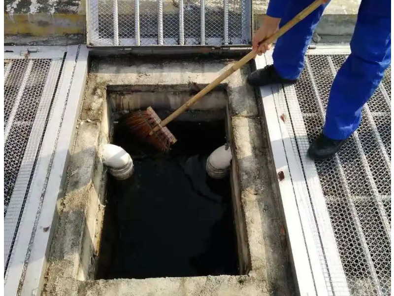 开发西区管道维修 掏地沟